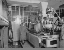 Kvinner i tapperiet hvor flaskene korkes. Foto: Anders Beer Wilse/Oslo Museum (1926).