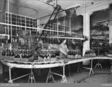 Klargjøring av de fulle kassene. Foto: Anders Beer Wilse/Oslo Museum (1926).