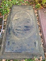 Et av de eldste eksisterende gravminnene ved Oppegård kirke er en jernplate inntil østveggen. Her hviler støvet av madam Christine Monsen (1762-1842). Foto: Siri Iversen (2021)