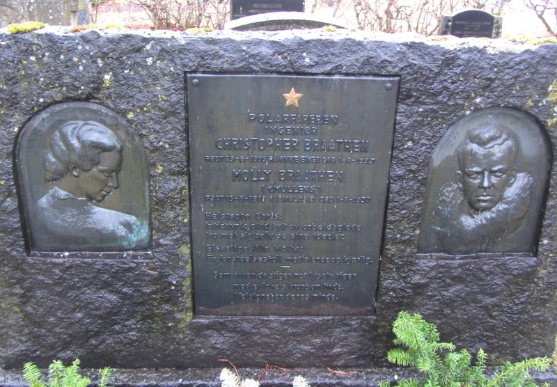 Fil:Christopher og Molly Braathen gravminne Nordstrand.jpg