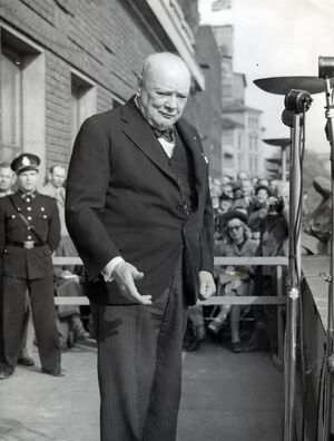 Churchill Oslo rådhus 1948.jpg
