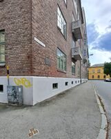 Huset der Cissi bodde, der en plakett er satt opp og snublesteiner er lagt ned rett utenfor. Foto: Eva Rogneflåten (2021)