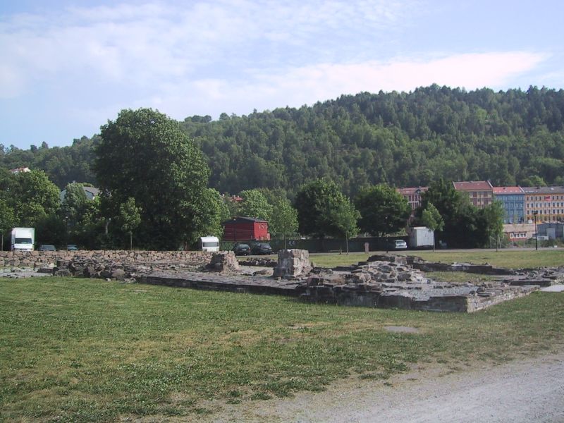 Fil:Clemenskirken Gamlebyen.JPG