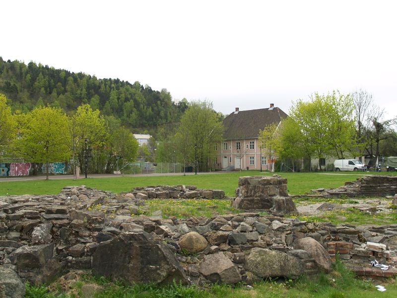 Fil:Clemenskirken og Saxegaarden.JPG