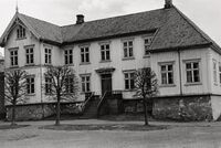 Cochegarden 1949 der ein tydeleg på taket ser kva som er påbygd etter brannen. Det vart nok vurdert kva som nå skulle gjerast med bygget, mellom anna med dei store vindaugo. Foto Riksantikvaren