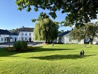 Cochegarden med austre fløy sett frå tunet 2025. Foto Marit Momrak Wright