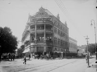 Bilde fra 1920, med Brødrene Hals' pianofortefabrikk og konsertlokale ovenfor Foto: Narve Skarpmoen