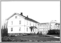 Hovedbygningen på Dønski med Bærum kommunale pleiehjem i bakgrunnen. Foto: Jacob Jacobsen/Bærum bibliotek (1965).