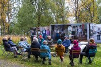 Samtale ved utstillingen Krigsseilerne (vist aug.-sept. 2023) i Perspektivet Folkeparken. Foto: Mari Hildung/Perspektivet Museum