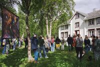 Fra utstillingsåpning utenfor Kvitnesgården. Foto: Mari Hildung/Perspektivet Museum