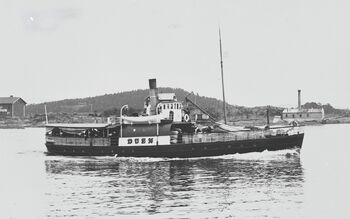 D/S Duen var den første båten til Christiania-Sætre Dampskibsselskab. Levert i 1877. I trafikk på "Askerlandet" fram til Sætre i perioden 1877-1918 (Foto Anders B Wilse)