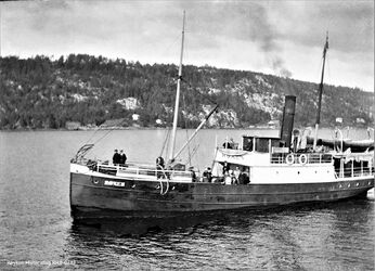 Hun ble bygget i 1893 i Gøteborg og Kjøpt inn i 919 av Røken og Hurums Dampskibsselskab for å ta opp konkurransen på rutene til den yter delen av "Askerlandet" og Røyken. I 1925 tok konkurrenten Dampskibsselskabet Asker, Røken & Hurum over skipet. Det fortsatte i trafikken på ytre del av "Askerlandet"., men ble i 1934 ombygd og omdøpt til D/S Hval og var i selskapet til 1952. (Fotograf ukjent)