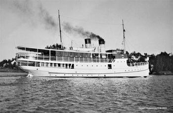 D/S Sætre på vei mot brygga på Nærsnes. Skipet ble innkjøpt i 1930 fra Tyskland og seilte på "Askerlandet" ytre rute fram til 1939 da hun ble satt i nøytralitetetjeneste. Beslaglagt av tyskerne i 1940. Levert tilbake til rederiet i 1945 i dårlig forfatning. Solgt til Bergen 1945. (Fotograf ukjent)
