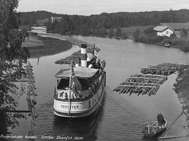 DS «Turisten» i Strømselva i Haldenkanalen. Tømmerslep ligger klare. Foto: Anders Beer Wilse/Norsk Folkemuseum (1925).