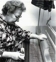 Dagne Tveiten i vevstolen 1970-1980 åra. Truleg på Folkemuseet.