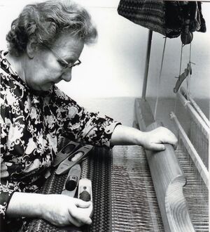 Dagne Tveiten i vevstolen.jpg