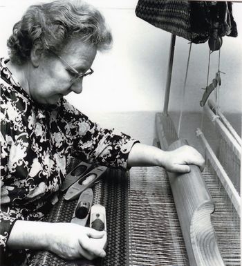 Dagne Tveiten i vevstolen.jpg