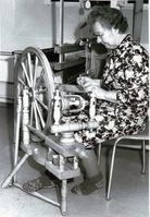 Dagne Tveiten ved rokken 1970-1980 åra. Truleg på Folkemuseet.