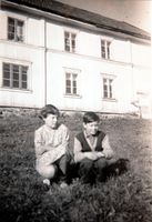 Ragnhild og Jan Fløttum foran den gamle hovedbygningen på Dalborgen. Ukjent fotograf, cirka 1955