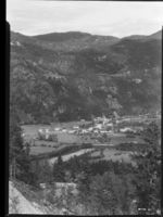Dalen kring 1950. Heile gruveanlegget er borte. Berre "Villa Myrrinden" står att i dalsida. Foto: "Dalen." Nasjonalbiblioteket