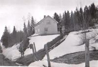 Huset Dalhaug, som ligger ved dalen som skiller Askjum og Kallrustad. Helge bygde huset etter at Nordlivegen sto ferdig.