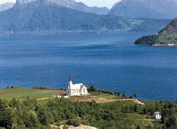 Dalsfjord kyrkje på Ytre Dravlaus. Foto: Widerøe's Flyveselskap (1963).