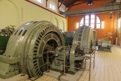 Interiør fra kraftverket med de tre turbinene, den nærmeste er den eldste, fra 1907, og ble tatt ut av drift i 2021. Foto: Dag Endre Opedal/Norsk Vasskraft- og Industristadmuseum (2016).