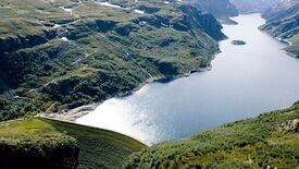 Den åtte km lange kraftverkdammen Viddalsvatn har avløp til Vassbygdevatnet. Foto: Skanska