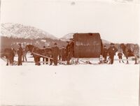 Her kjem dampkjelen til Fyresdal med trygg hestetransport. Den er nok komen via Bandakslid. År 1913 Foto: Olav S. Nylid