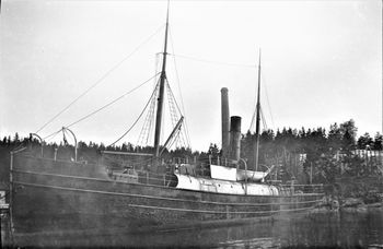 SKIPET D/S BLENDA I BUKTA 1905-1907.Skipet, som denne perioden var eid av Thorvald Baarsrud, ligger for anker med hekken inn mot Mellomstranda (Mellemstranden). Skipet hadde han kjøpt for egentransport av is, men han solgte det etter to år. Teglverkspipa i bakgrunnen. Isstablen på Mellomstranda sees rett bak skipet(Foto Jon Hovind)