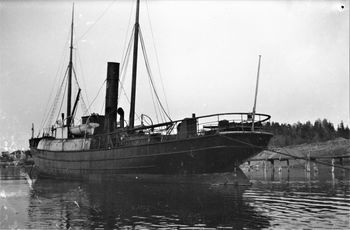 SKIPET D/S BLENDA I BUKTA 1905-1907.ligger for anker med hekken inn mot Mellomstranda. Bak skipet, på land, ser vi grushauger. Det er fra Steinbruddet som ble drevet der Promhavn slipp og Nærsnes båtforening holder til i dag.(Foto fra Jon Hovind)