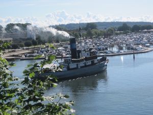 Dampskipet Styrbjørn i Kanalen Tønsberg 2010.jpg