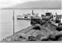 Dampskipsbrygga med DS «Bægna» og godsvogner. Foto: Norsk Jernbanemuseum (1925).