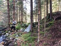 Damsted Dammyra. Hans Georg Molvig indikerer dammens opprinnelige høyde.