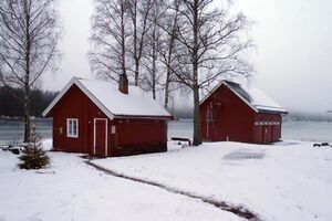 Damstua og båthuset-red.jpg