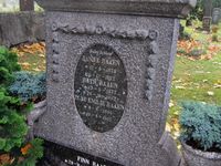 31. Daniel Raaen gravminne Vallø.jpg
