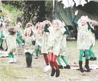 Vettedans ved Laugen på Trondenes. Sangkoret Vaarbuds barnekor og elever fra Harstad kulturskole under Spelet om «Trond og Tyra på Trondenes» juni 2012.