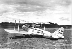 Halle & Petersons de Havilland DH60M Moth med kjennetegn N-30 og postens logo på Kjeller i 1929, klar for den første norske nattpostruten. Foto: Jess Toen via Kari Toen.