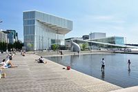 Anne-Cath. Vestlys plass med Deichman Bjørvika bak og Operaen til høyre. Foto: Helge Høifødt (2020).
