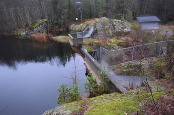 Demningen ble bygget ny 1970, og hevet vannstanden i tjernet ca. 4 m, da Nærsnes Vels Vannverk oppgraderte Bårsrudtjernet som da var stedets vannforsyning (Foto: Victor Iversen 2019)