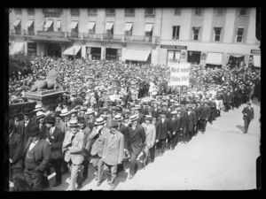 Demonstrasjon mot provianteringsminister Oddmund Vik utenfor Stortinget 1.mai 1917. - no-nb digifoto 20160315 00559 NB NS NM 11276.jpg