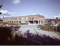 Fabrikkbygningen til Den Norske Remfabrik fra 1964 på Fløysbonn]], i dag handelssenter. Foto: Atelier E. Rude/Oslo Museum (1972).
