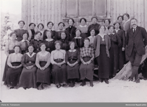 Den flytttbare jordbruksskulen i Buskerud, elevar på jentekurset 1916..png