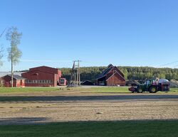 Den gamle fabrikkbygningen fra 1928 til høyre og den nye verksted/produksjonshallen med kontorbygg, til venstre.
