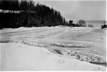 DEN NEDERSTE AV NYDAMMENE er islagt og måkt, klar for skjæring av is. Bilde fra 1920-tallet (Fotograf ukjent)