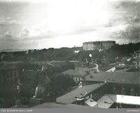 Utsikt fra Nasjonalgalleriets tak med del av hovedbygningen til høyre. Foto: Ludwik Szacinski De Ravicz/Oslo Museum (1883).