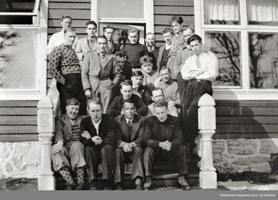 Hegna underviste på Den sosialistiske dagskole på Malmøya, sommeren 1937. Her sittende i midten foran.