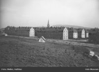 Det Rivertzke boligkompleks noen få år etter at det sto ferdig. I forgrunnen Geitmyra skolehage. Foto: Halfdan Møller (1915-1916)