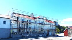 Byens sjukehus frå 1792 til 1899 i bygg frå 1720, sidan boliger, her under restaurering. Foto: Pål Giørtz (2026).