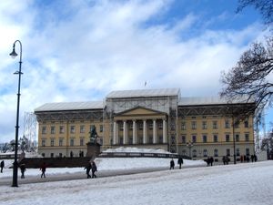 Det kongelige slott Oslo vedlikehold av taket 2012.jpg